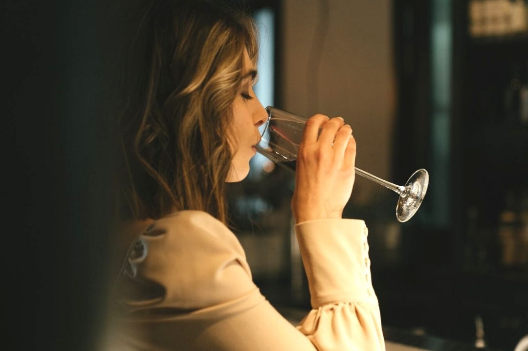 girl_drinking_wine